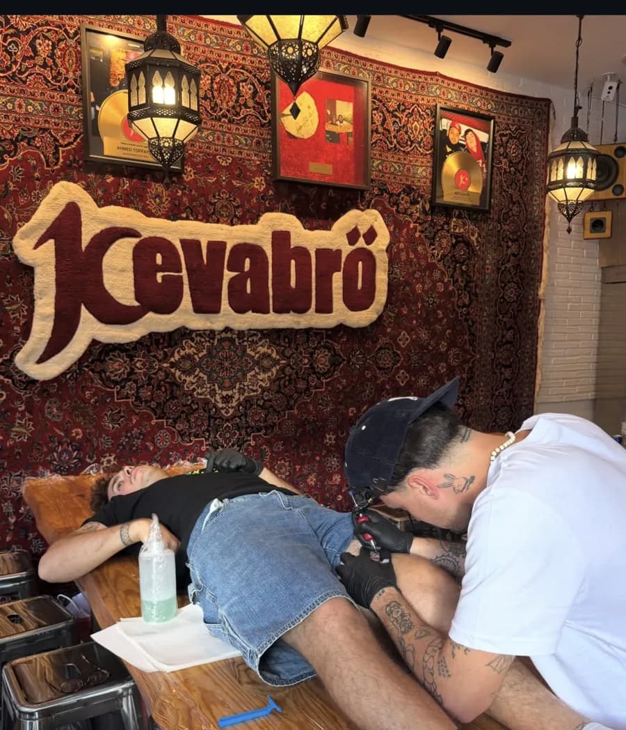 Interior de Kevabrö con alfombras persas y el cartel de la marca