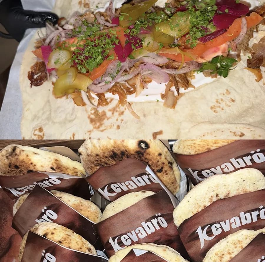 Dürüm abierto con todos los ingredientes y panes con papel de Kevabrö